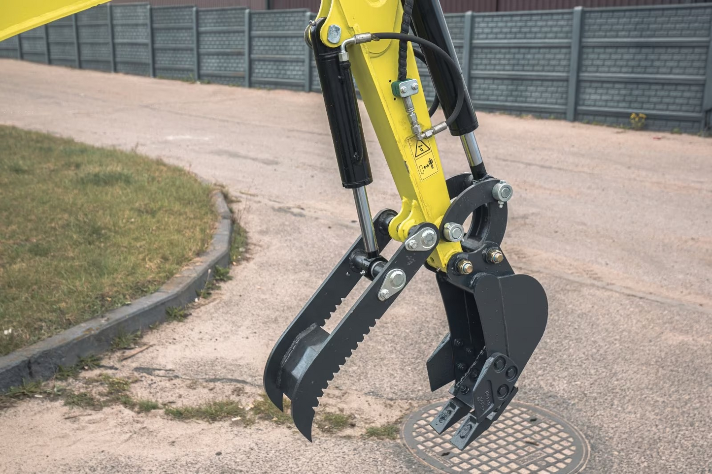 YAMA S15 mit Schwenkausleger und Daumen